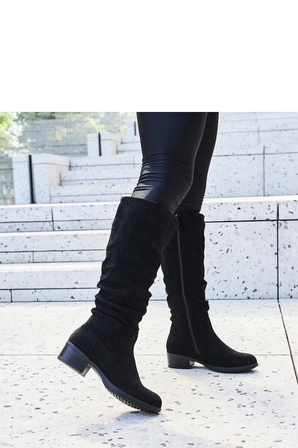 Bottes cuissardes élégantes en éco-suède noir femme, talon bas, coupe ajustée, semelle épaisse, fermeture éclair latérale, style moderne et intemporel