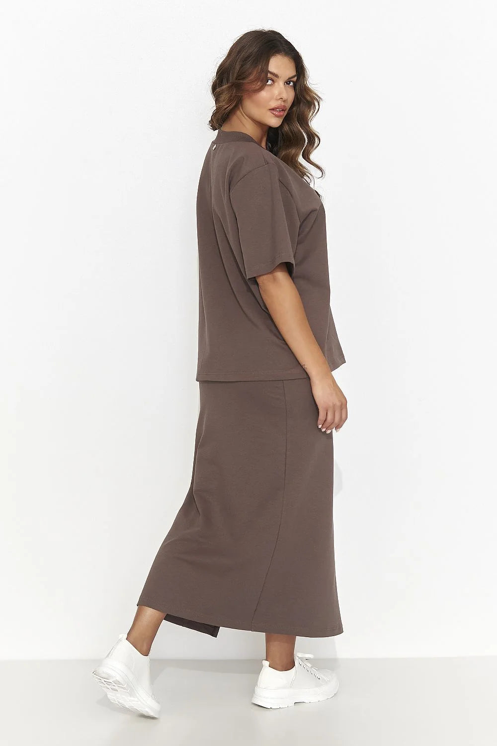 Ensemble deux pièces féminin taupe décontracté élégant V-neck manches courtes jupe longue fente accessoires sneakers