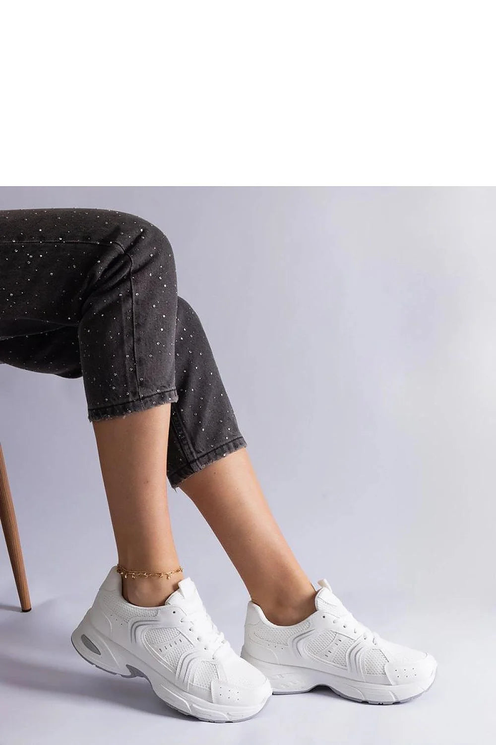 Baskets pour femme style sportif moderne design minimaliste couleur blanche tige en maille respirante semelle en caoutchouc fermeture à lacets coupe basse amorti confortable support optimal