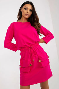 Robe coton élasthanne rosé fuchsia coupe droite manches trois-quarts col rond ceinture élastique poches boutons dorés utilitaire chic