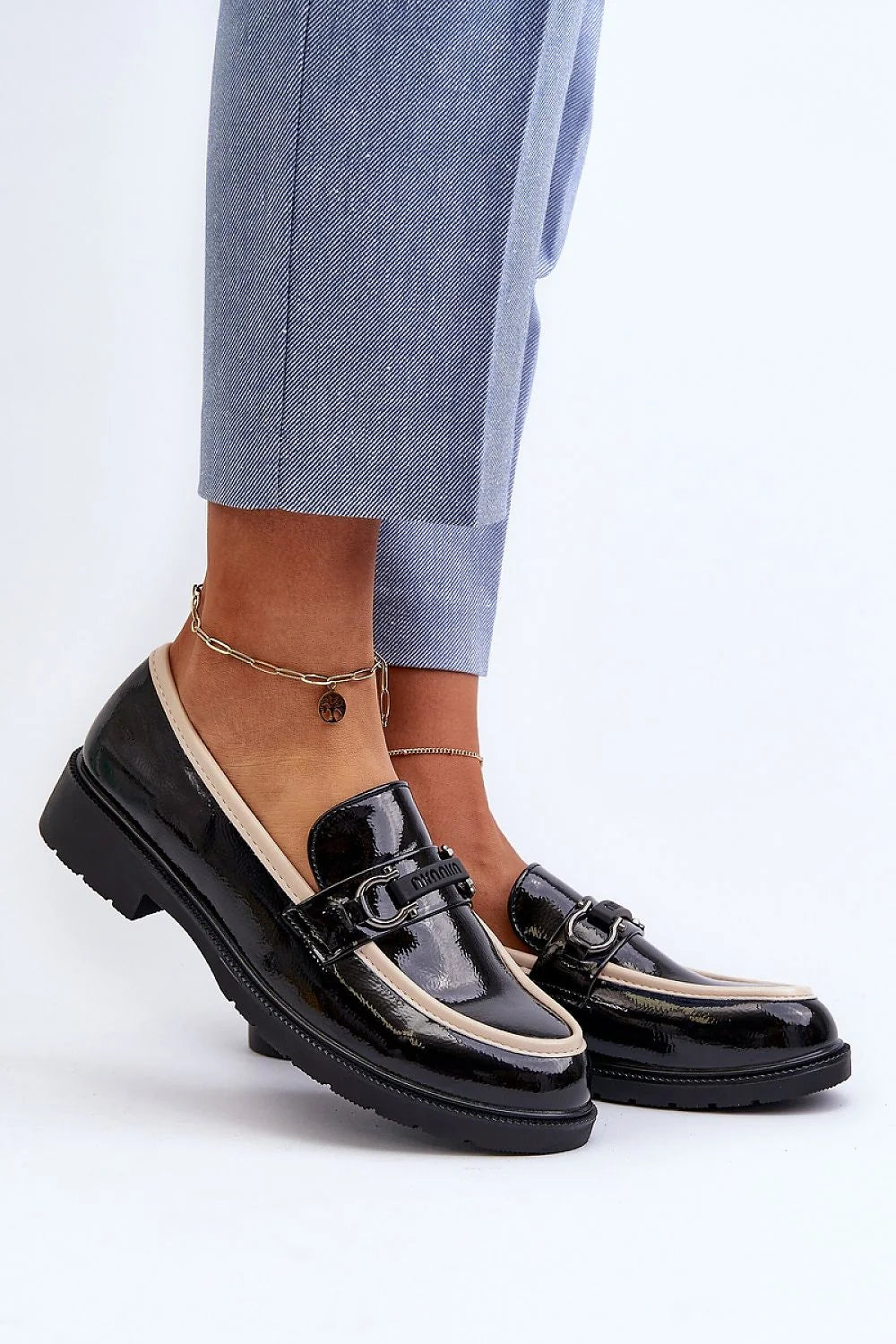 Chaussures basses élégantes pour femme en cuir verni noir, style moderne, polyvalence, confort, occasions professionnelles et décontractées
