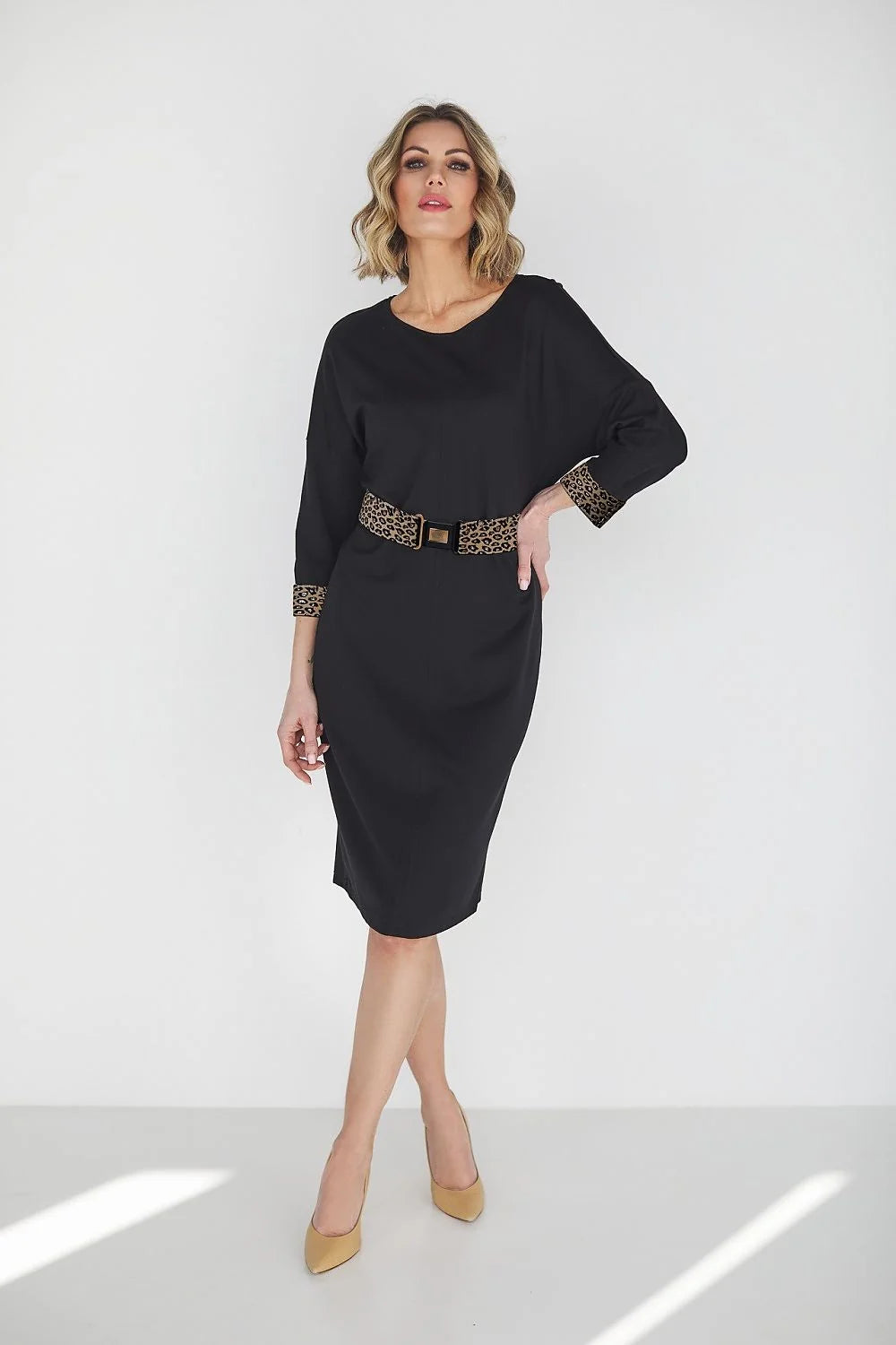 Robe de jour élégante La Aurora longue manches longues encolure arrondie ceinture en tissu motif léopard noir taille ajustable femme