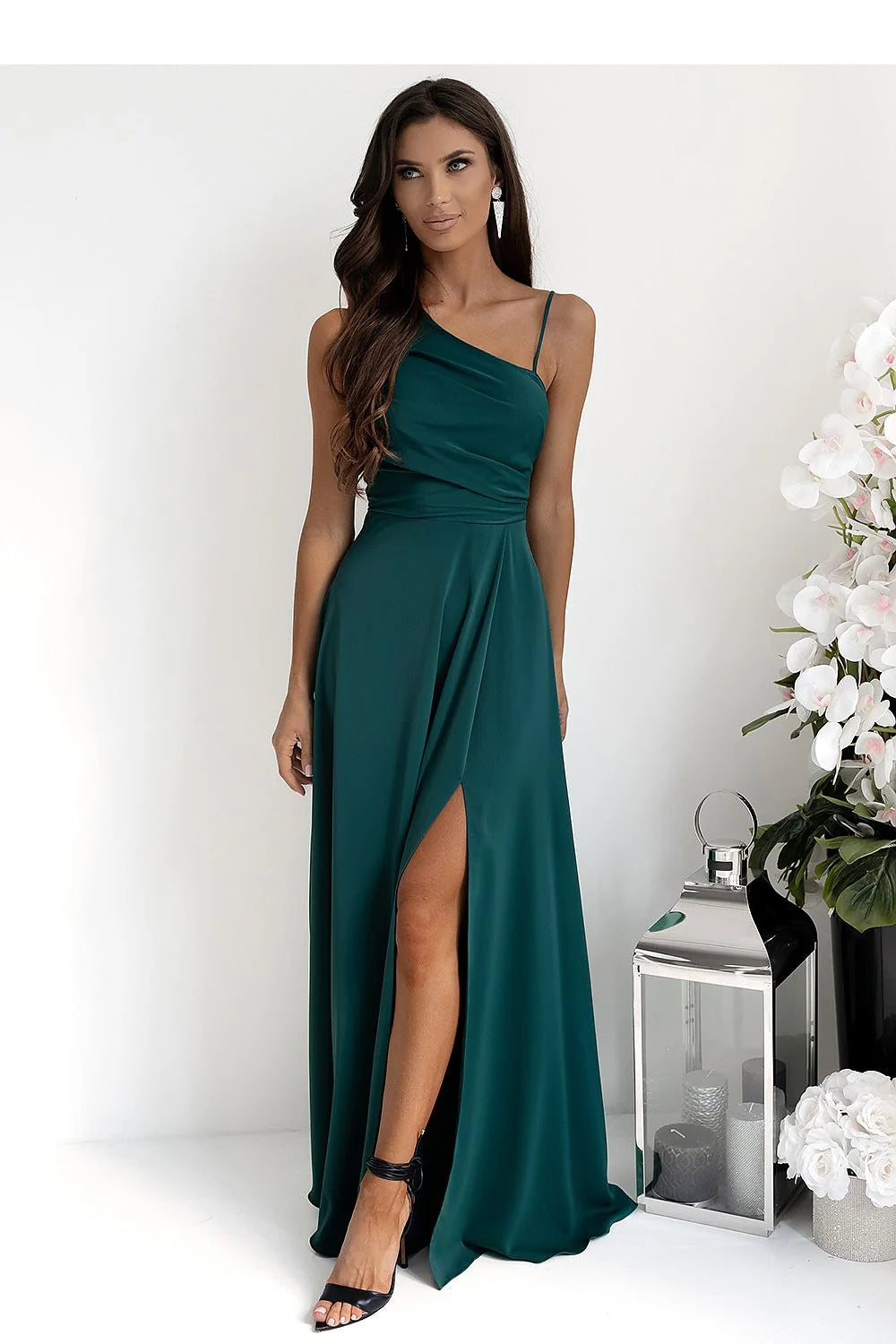 Robe longue asymétrique en satin vert émeraude dos nu bretelles fines taille ajustable soirée élégante femme