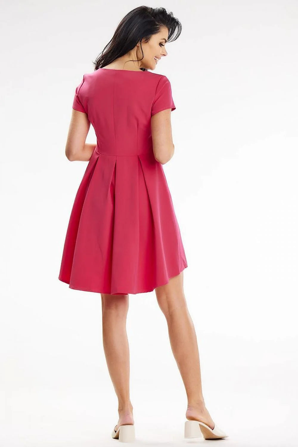 Robe de jour style moderne asymétrique encolure ronde manches courtes plis contrastants dos matière fluide polyester viscose élasthanne taille ajustable femme