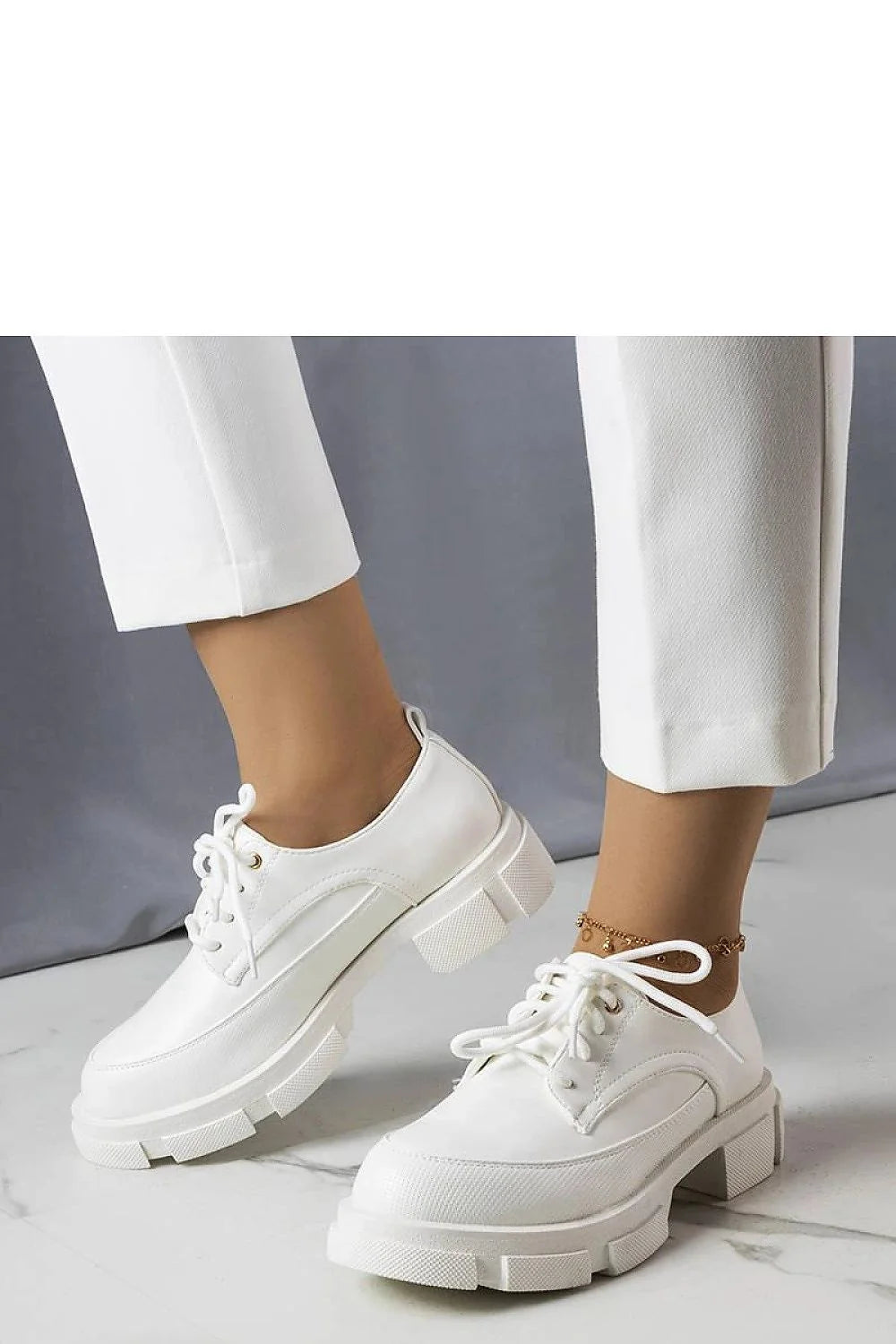 Chaussures basses tendance mode femme style moderne sneakers blanches épurées semelle épaisse cuir écologique confort