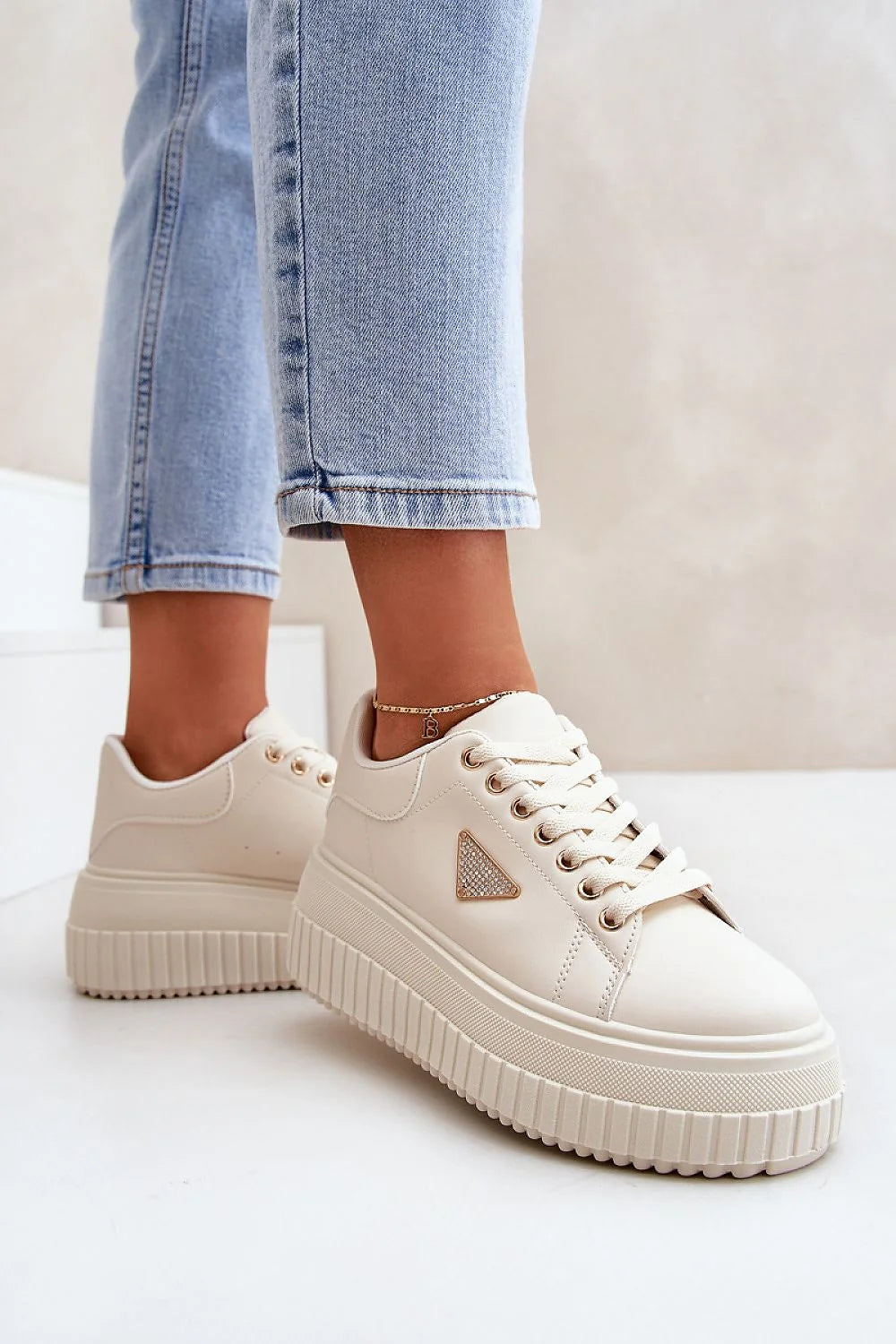 Chaussures de sport pour femmes style moderne plateforme compensée coupe basse similicuir beige clair