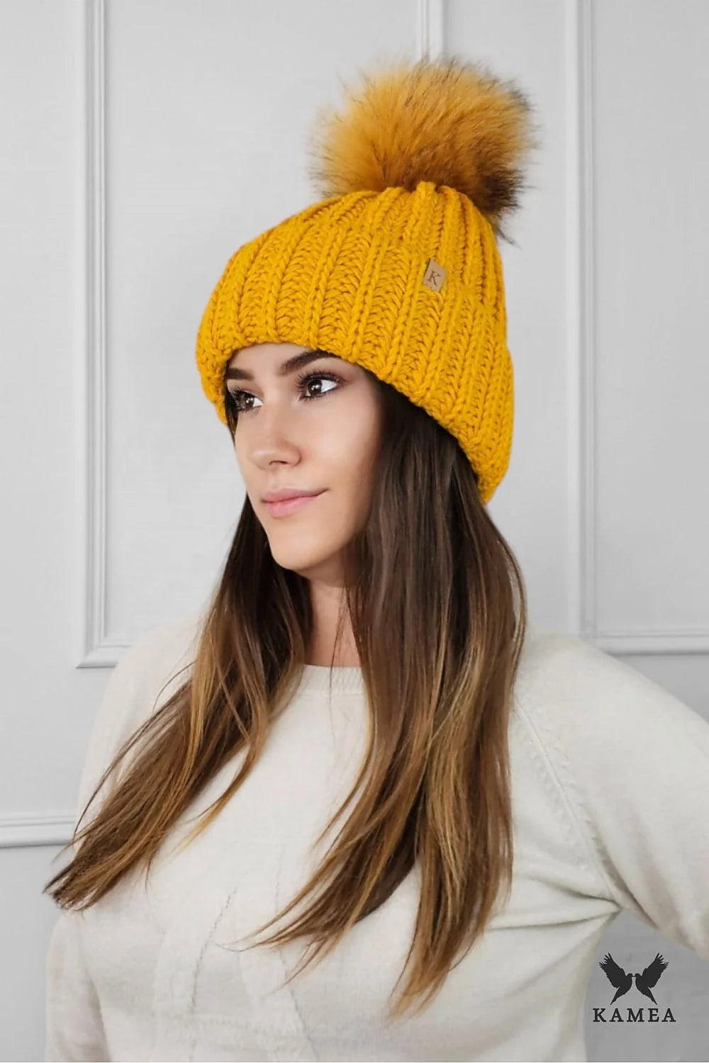 Bonnet d'hiver femme moutarde pompon fourrure laine côtelé style élégant chaud confort logo Kamea mode