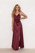 robe longue bordeaux satinée légère fluide cintrée corsage croisé portefeuille décolleté V bretelles spaghetti fente latérale haute laçage dos ajustable