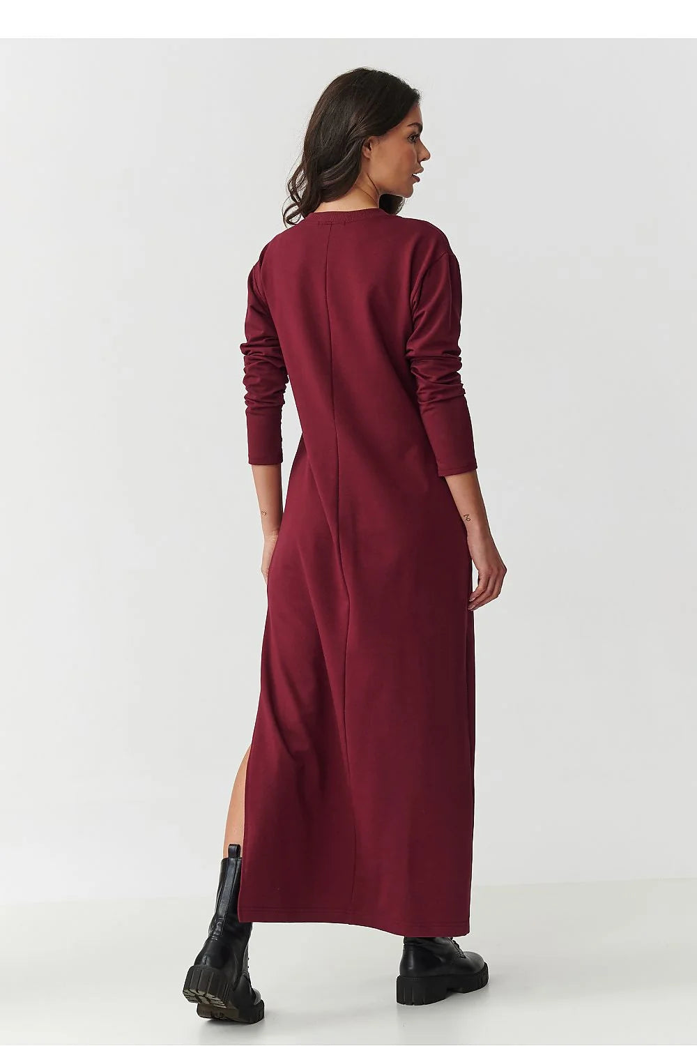 robe sweat longue bordeaux foncé manches longues col rond poignets côtelés coupe droite décontractée maille jersey fente latérale haute bottines