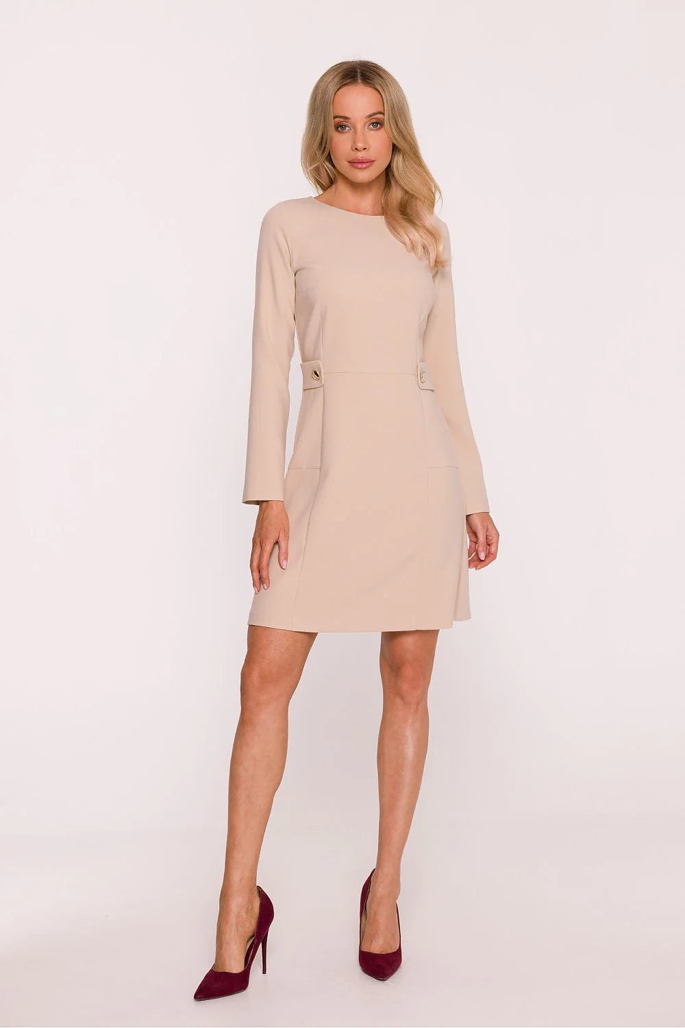 robe femme beige manches longues col rond haut ajusté taille marquée pattes boutons dorés coupe trapèze longueur genou tissu structuré