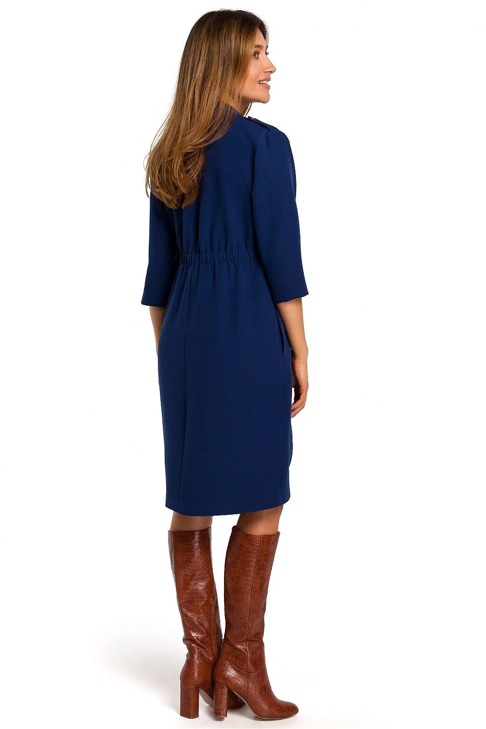 robe élégante bleu marine fluide manches trois quarts col V poches latérales coupe droite légèrement cintrée bouton doré