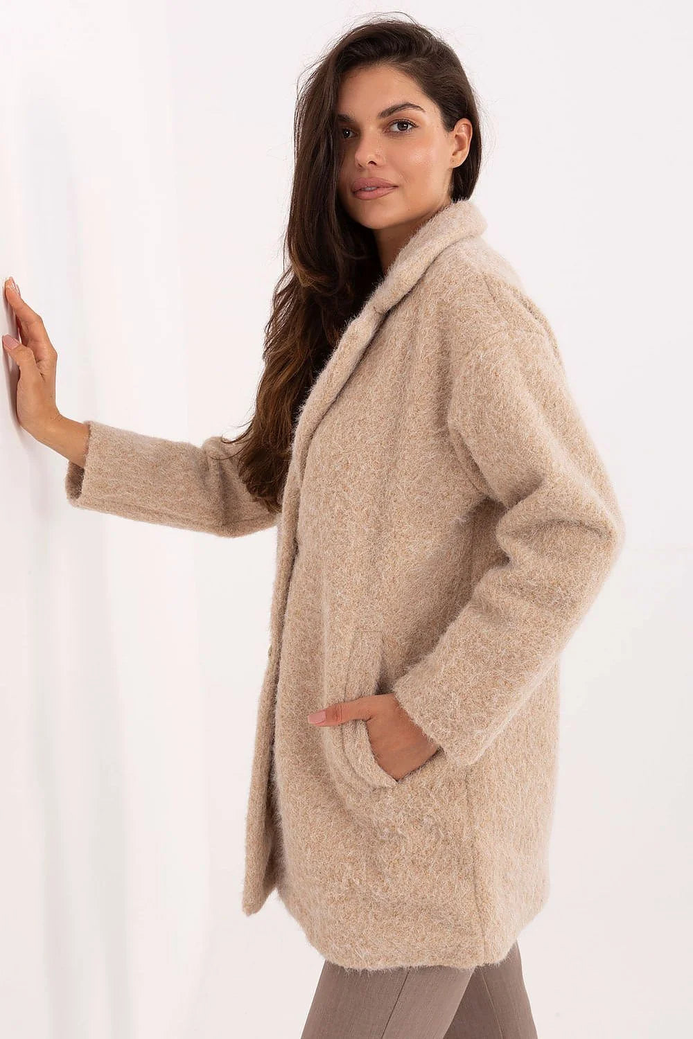 manteau femme mi cuisse laine bouclee beige coupe droite cintrée col cranté boutons dorés pelucheuse manches longues poches latérales chic