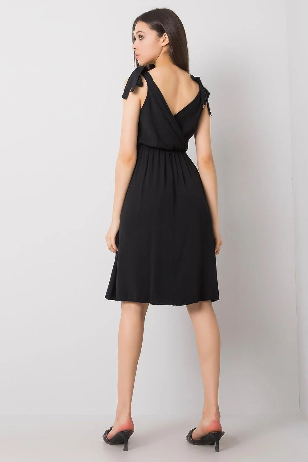 Robe classique élégante cache-coeur bretelles nouées viscose noire coupe évasée taille ajustable femme journée soirée