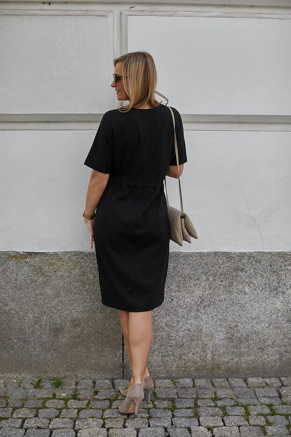 Robe de jour élégante en maille noire pour femmes matures taille ajustable manches courtes coupe droite