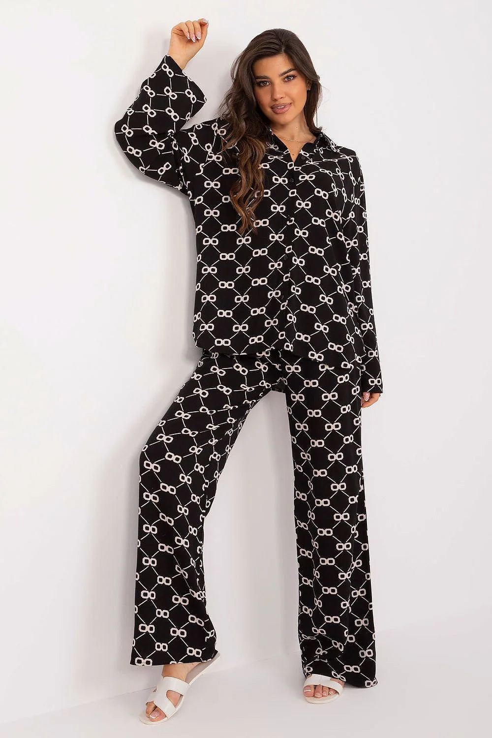 Ensemble Lakerta pour femmes chemise et pantalon motif géométrique noir et blanc style chic et décontracté matériau léger et fluide coupe droite et ample