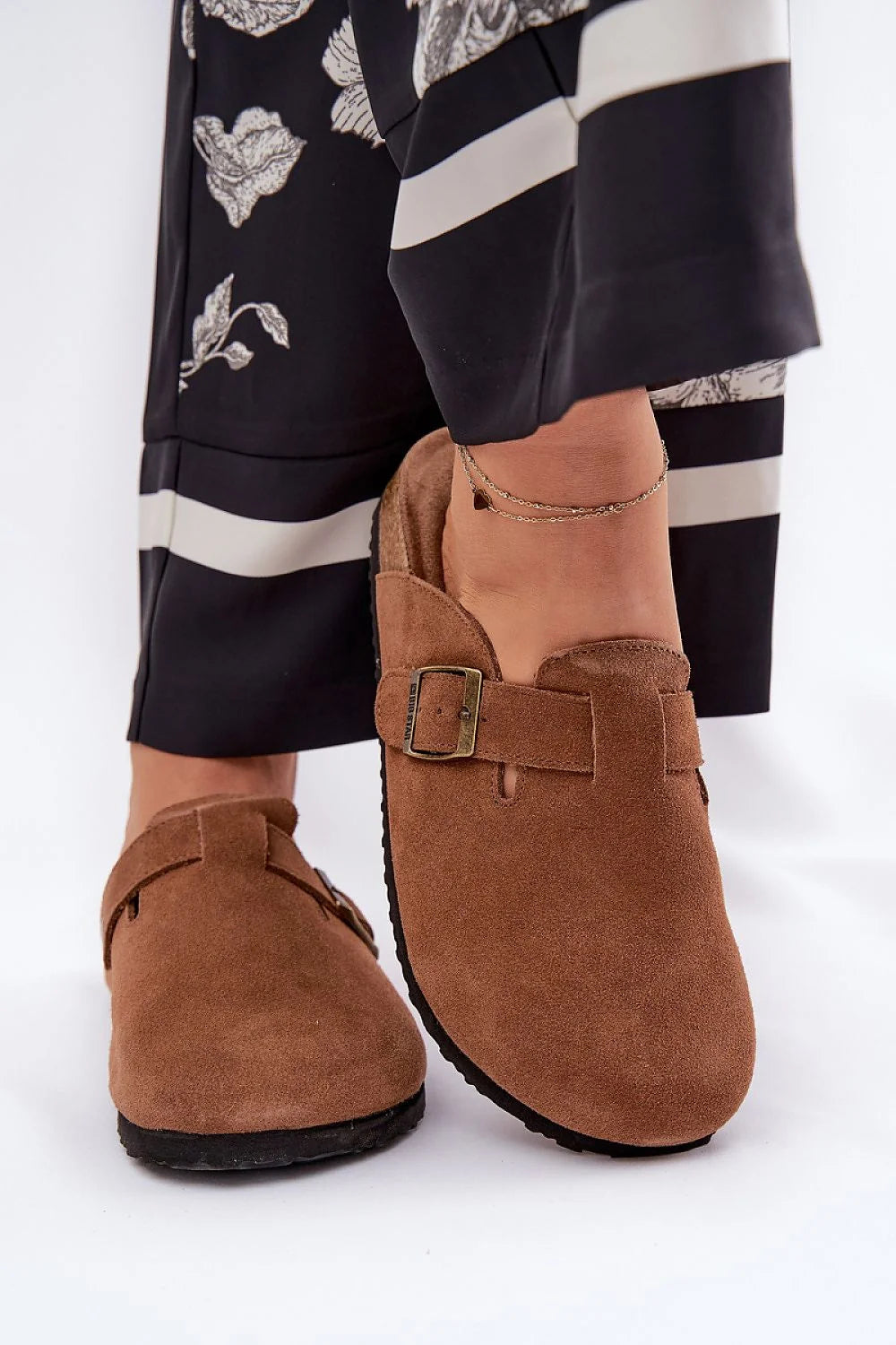 Sandales féminines en daim naturel brun style casual-chic avec bride et boucle métallique, confortable et polyvalente