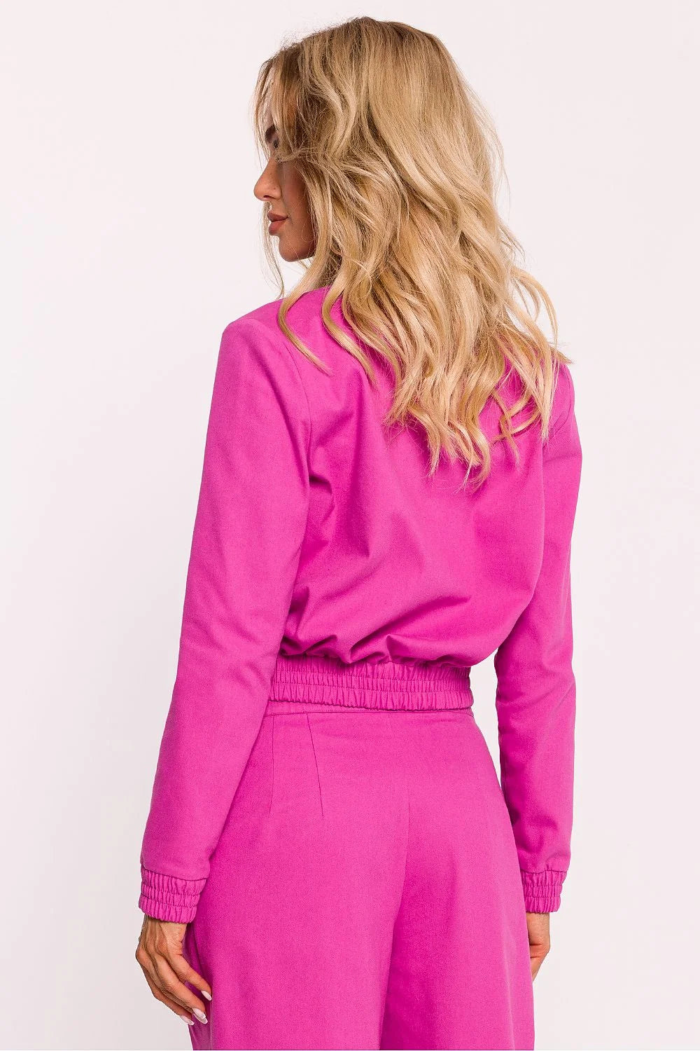 Veste bomber moderne pour femme en tissu coton vibrant rose fuchsia, manches élastiquées, boutons-pression métalliques, coupe ajustée, col côtelé, sans doublure, pantalon high-waisted assorti, look casual ou semi-formel