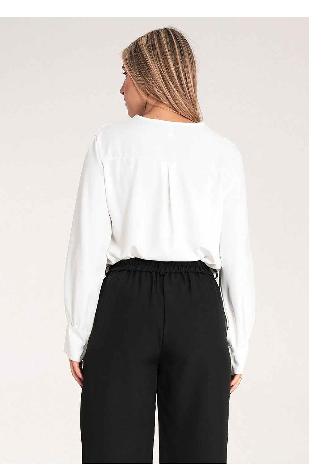 chemisier femme élégant satin blanc manches longues bouffantes poignets boutonnés col V fluide doux soyeux coupe droite sophistiqué raffiné professionnel