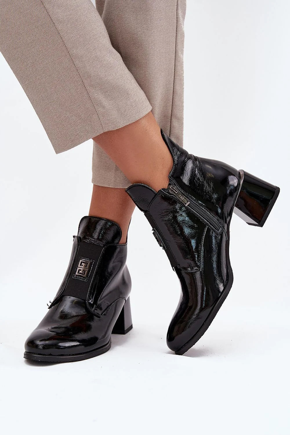 bottines cuir verni noir cheville bout pointu talon bloc sculpté finition brillante empiècements élastiques zip latéral doublure chaude confortable femme