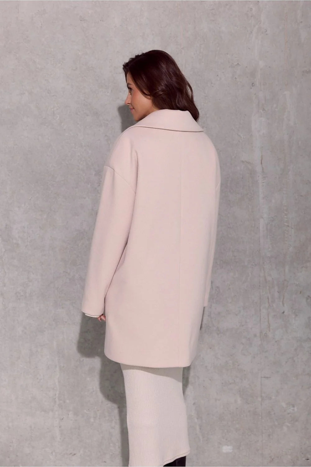 manteau femme oversize mi cuisse laine mélange rose poudré coupe droite épaules tombantes grand col cranté poches passepoilées bouton unique