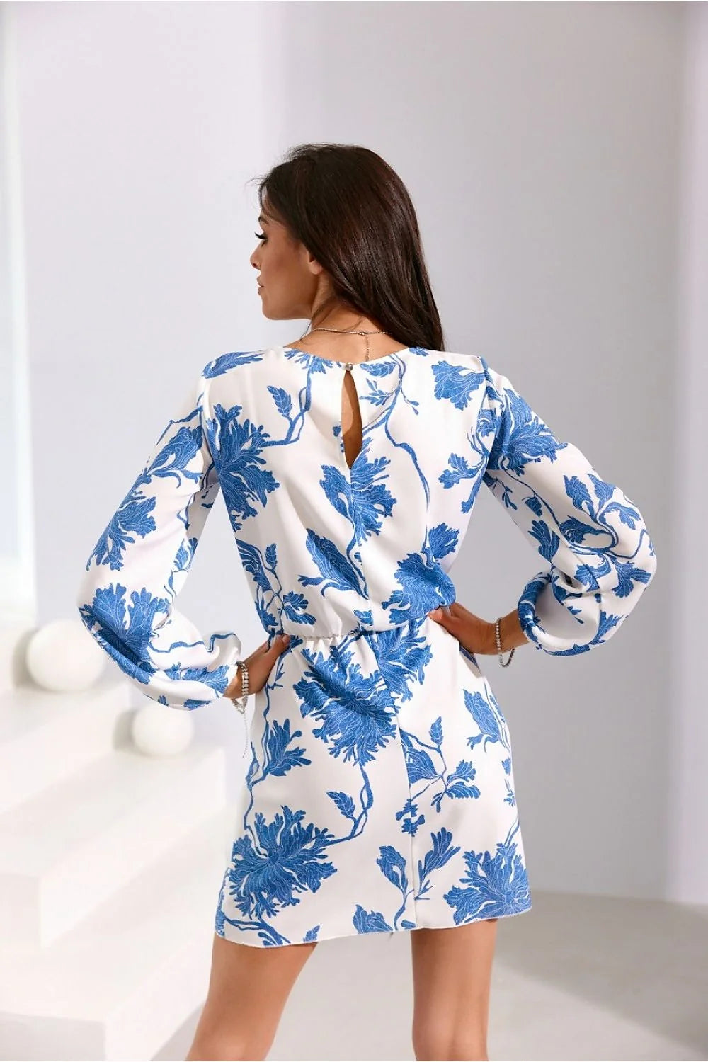 Robe de jour Roco Fashion motif floral bleu tissu fluide manches longues encolure goutte d'eau ceinture intégrée femmes