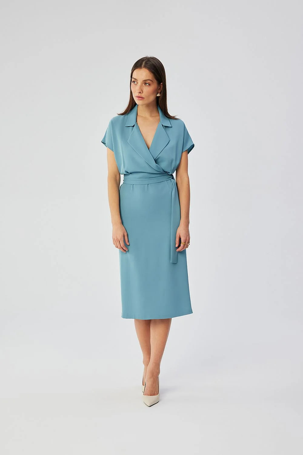 Robe de jour élégante midi manches courtes col V ceinture ajustable tissu fluide couleur bleu-gris femme