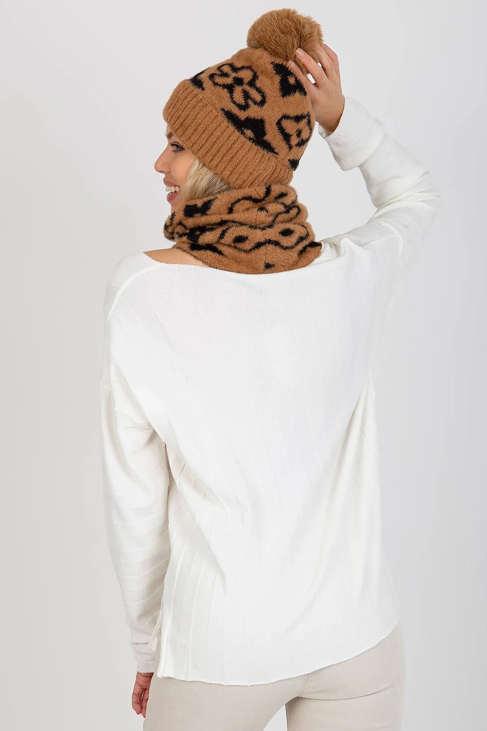 Bonnet et tour de cou hiver motif graphique marron clair pompon assorti accessoires mode casual femme