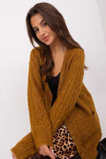 Cardigan pour femme en maille épaisse motif torsades tricotées couleur moutarde manches longues boutons en bois poches plaquées coupe ample automne hiver