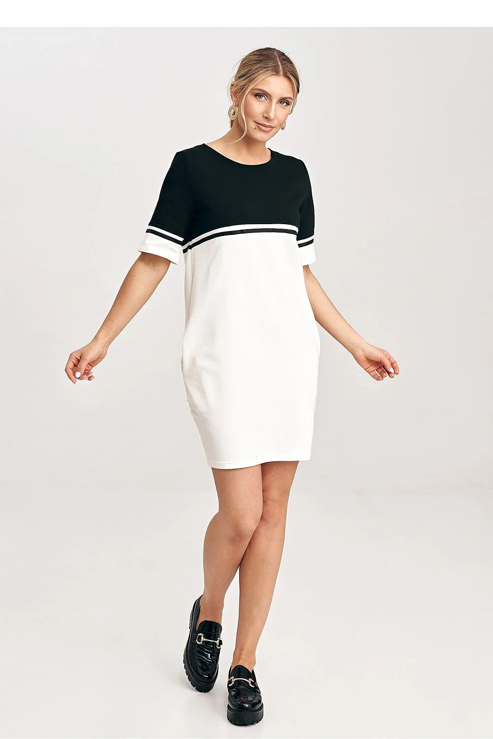 Robe de jour moderne en coton élasthanne noire et blanche coupe droite manches courtes ceinture centrale poches latérales taille ajustable femme