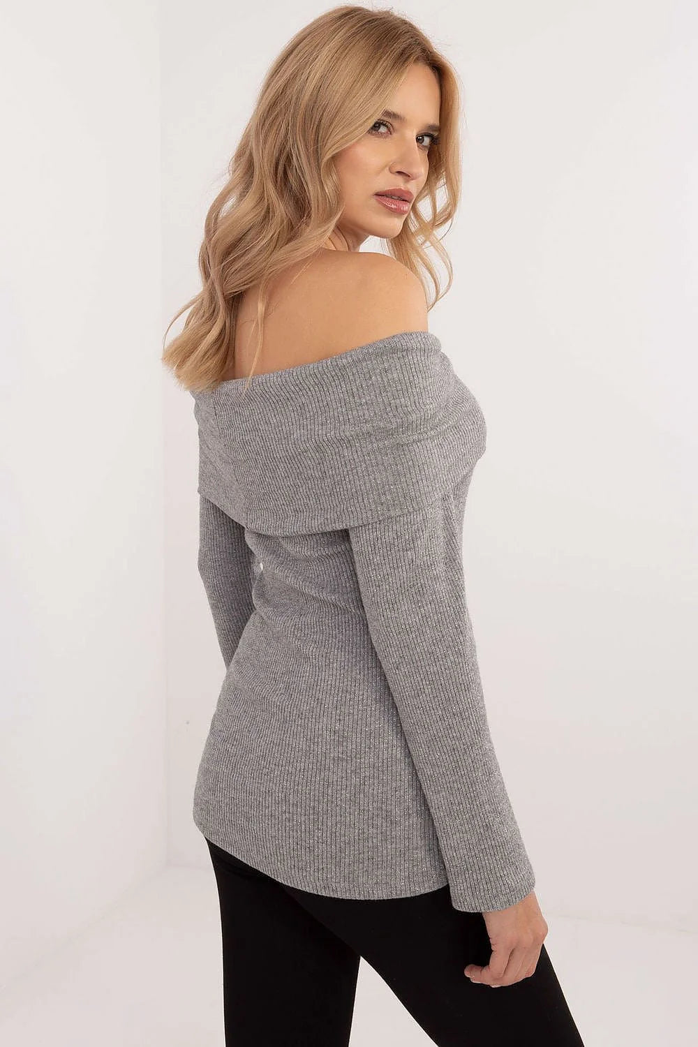 Haut féminin élégant en maille côtelée manches longues épaules dénudées couleur gris chiné coupe ajustée