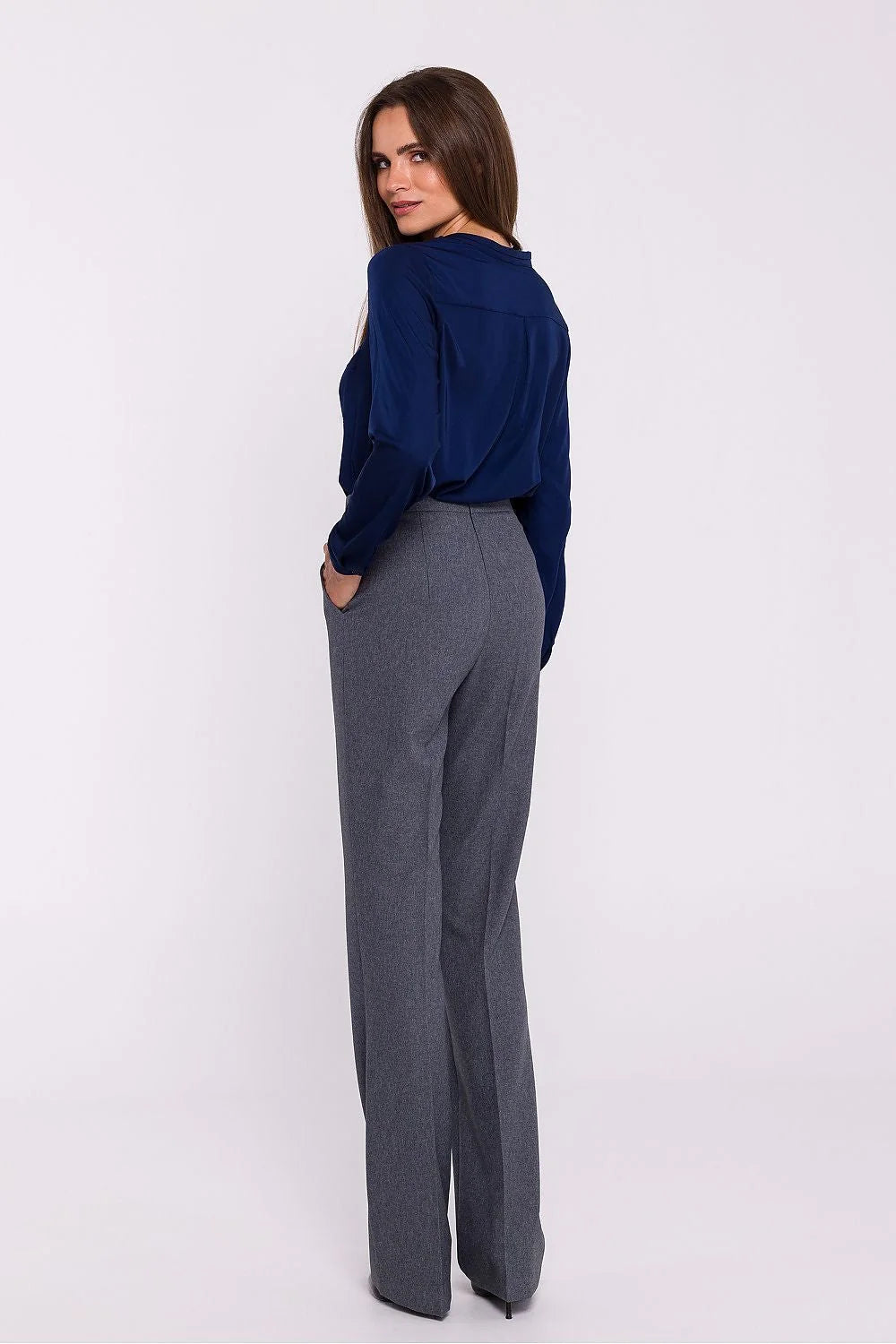 pantalon femme élégant raffiné taille haute jambe évasée gris anthracite tissu noble doux toucher finition soignée coutures discrètes poches latérales