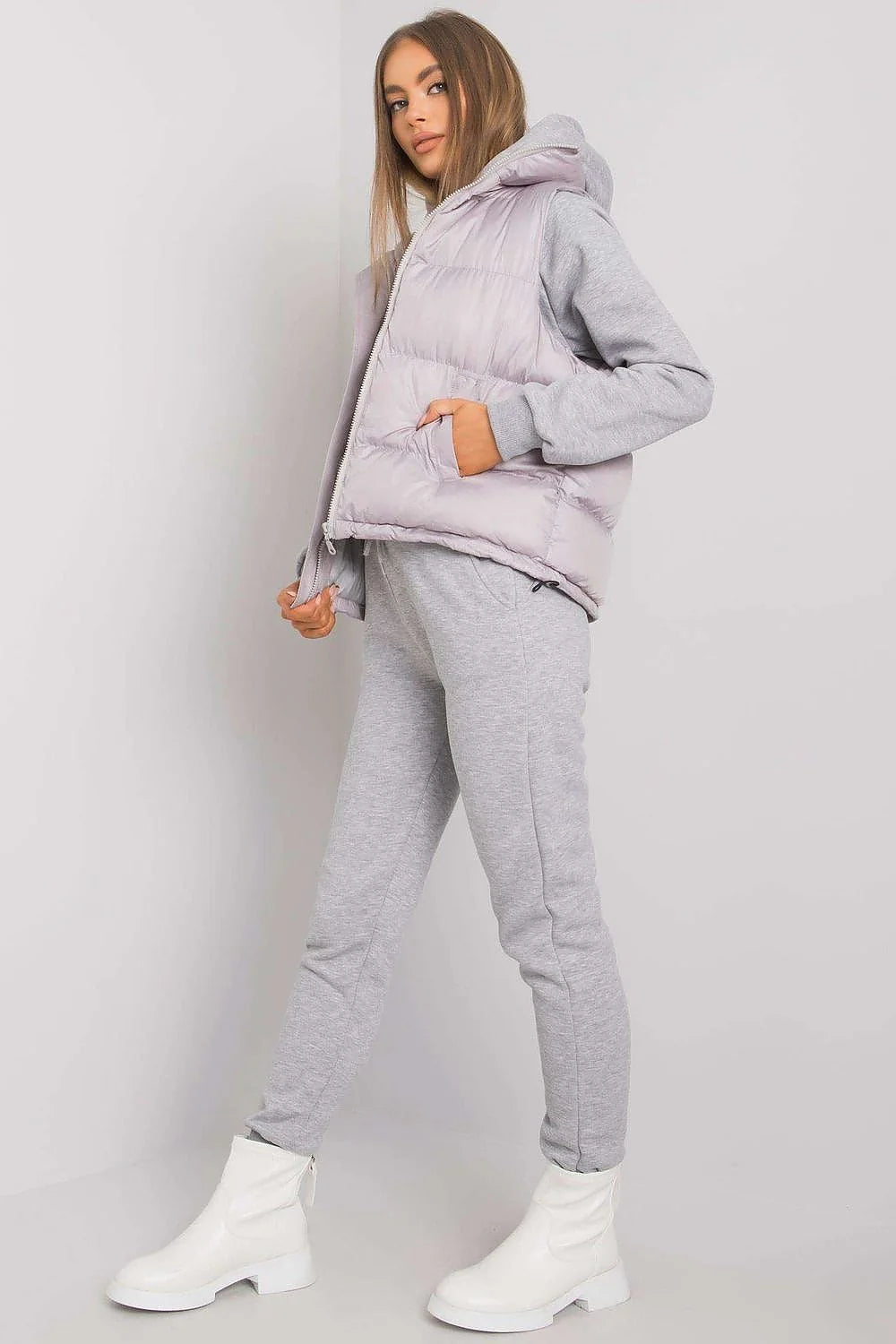 Ensemble Ex Moda pour femme, veste sans manches blanche, sweatshirt beige, jogging fuselé, bottines