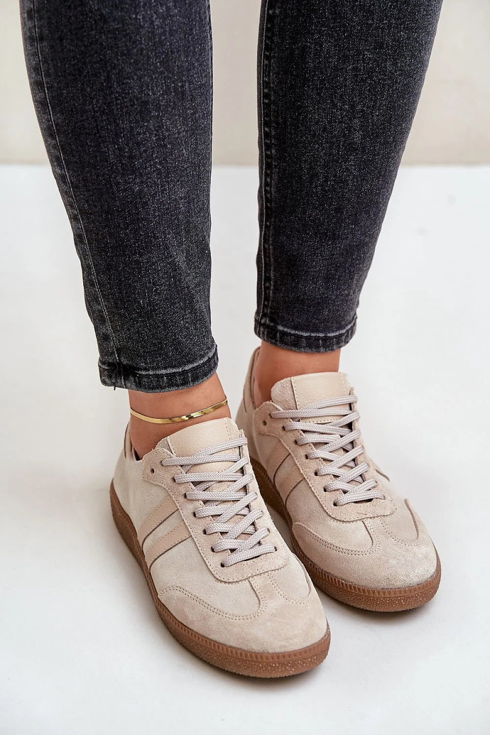 Chaussures de sport pour femmes élégantes en suède beige clair design intemporel bracelet métal doré confort toute la journée