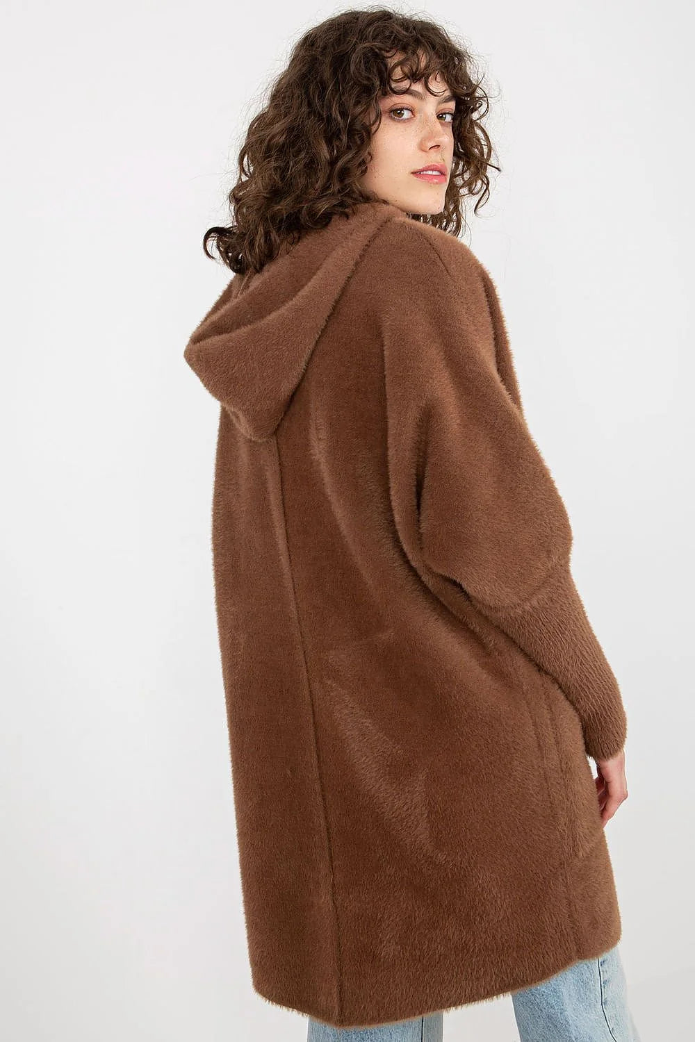 Manteau pour femme en peluche douillet chic couleur noire coupe longue manches longues capuche poches latérales zippé élégant