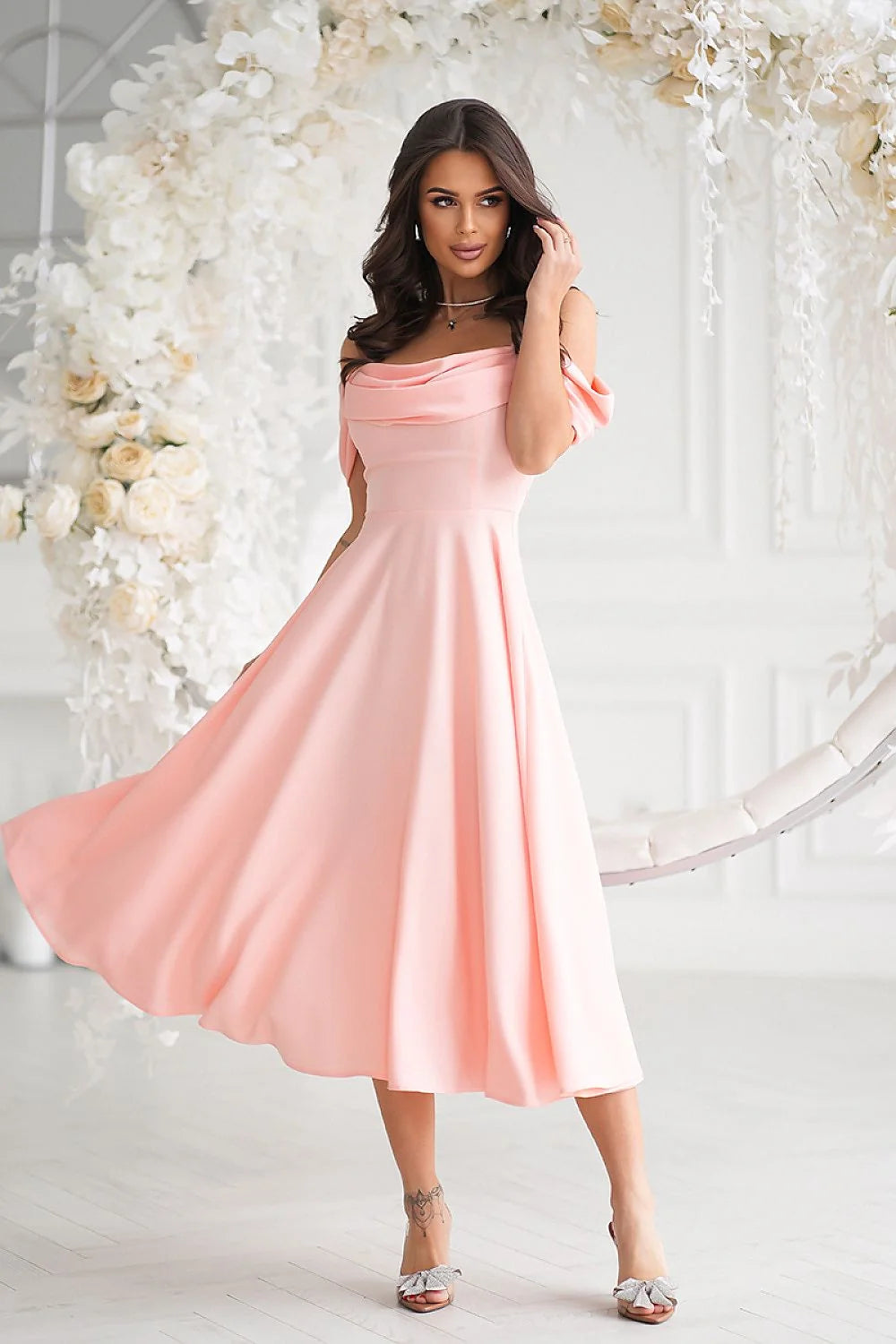 Robe de soirée élégante longue manches tombantes encolure drapée coloris abricot coupe évasée taille ajustable femme