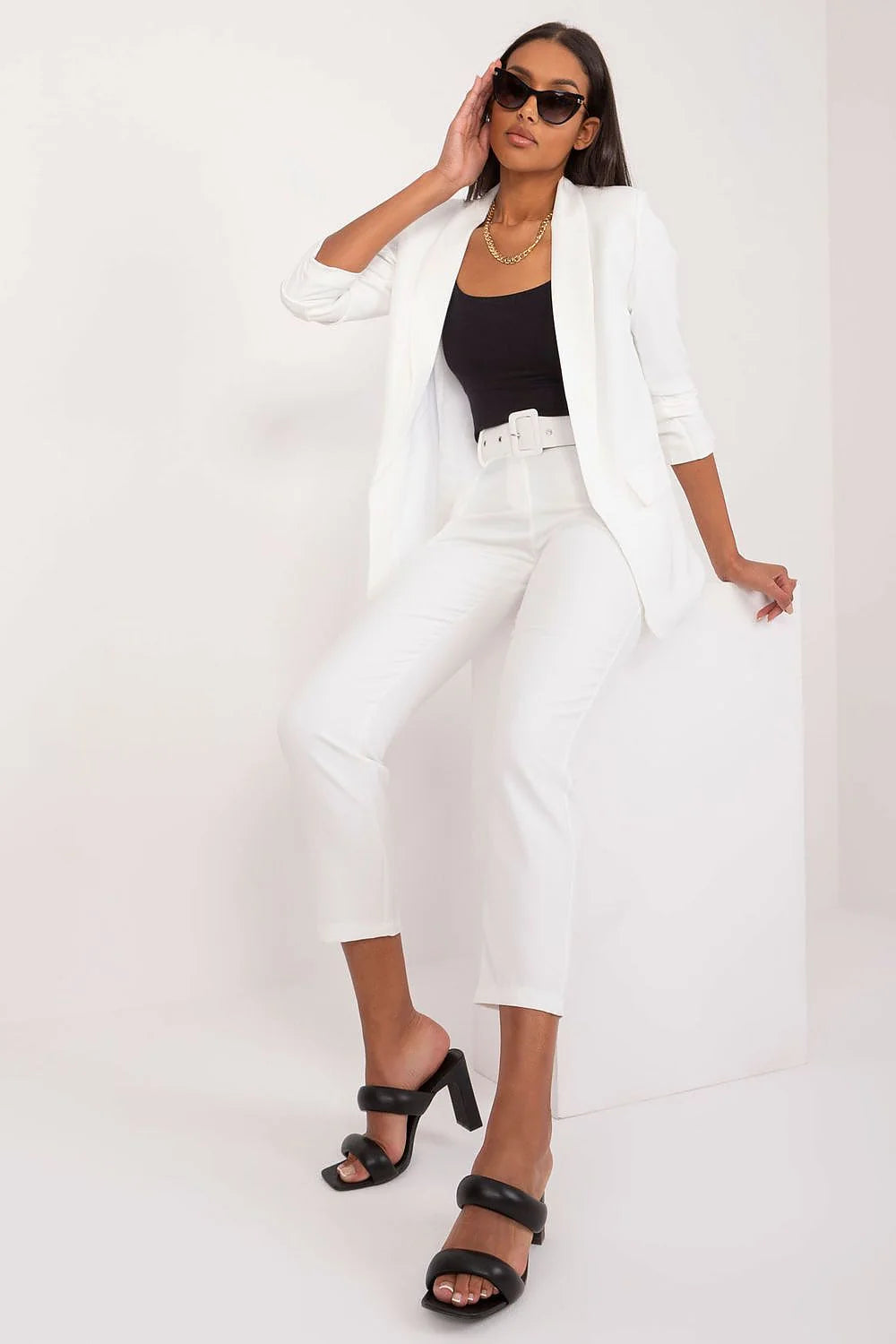 Blazer et pantalon assorti pour femme, style élégant et moderne, coupe structurée, couleur blanche, polyester de haute qualité, occasion formelle ou bureau