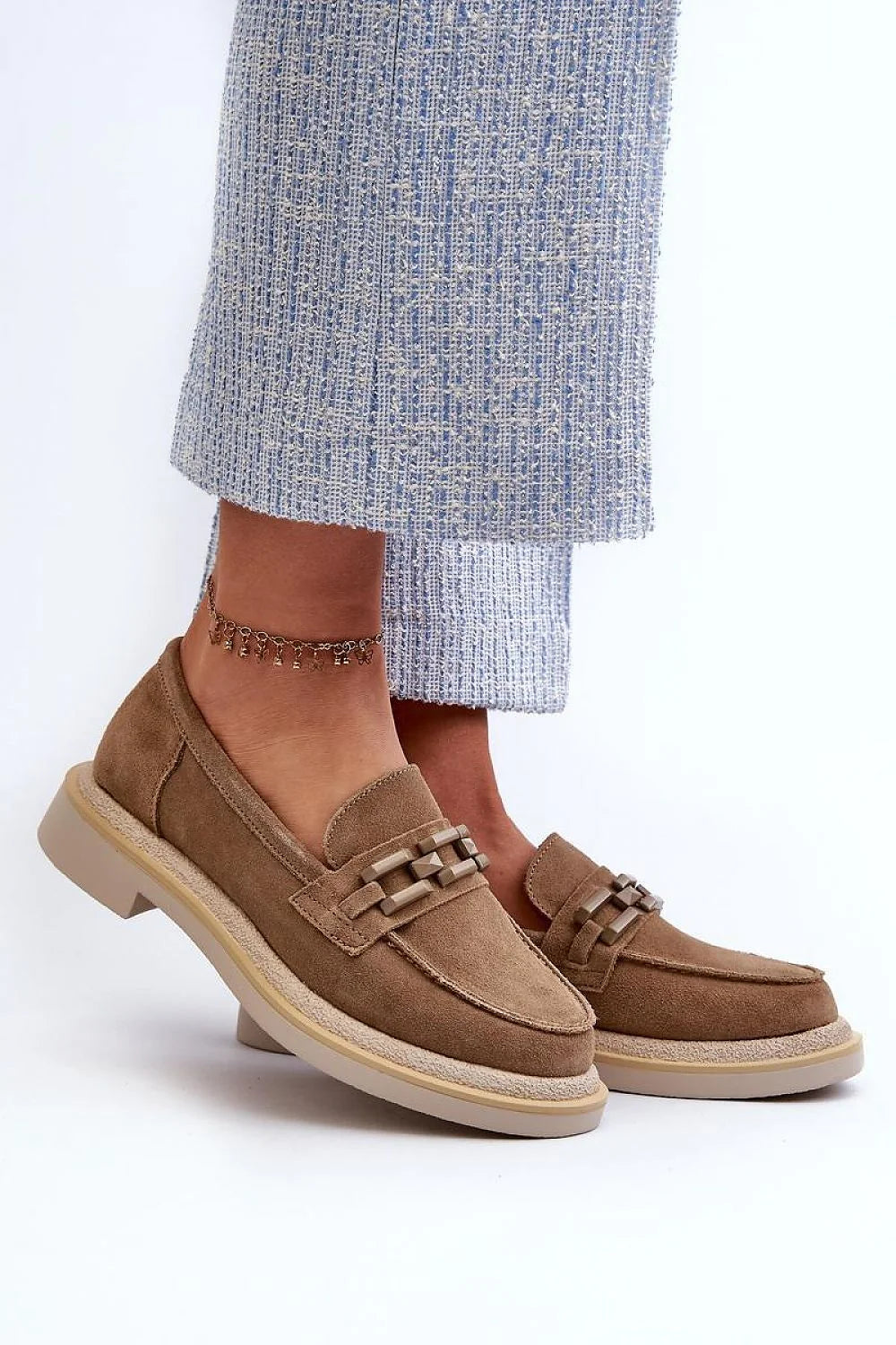 Mocassins en daim naturel pour femme, beige taupe, chaîne intégrée, talon plat, style élégant et moderne, confortable pour toutes occasions