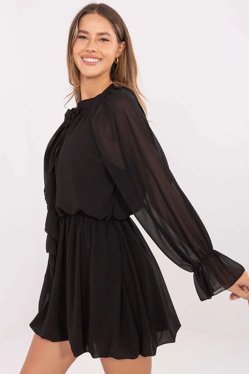 robe cocktail courte noire mousseline fluide manches ballon semi transparentes taille élastique jupe évasée volants lavallière nouée jabot rose décorative