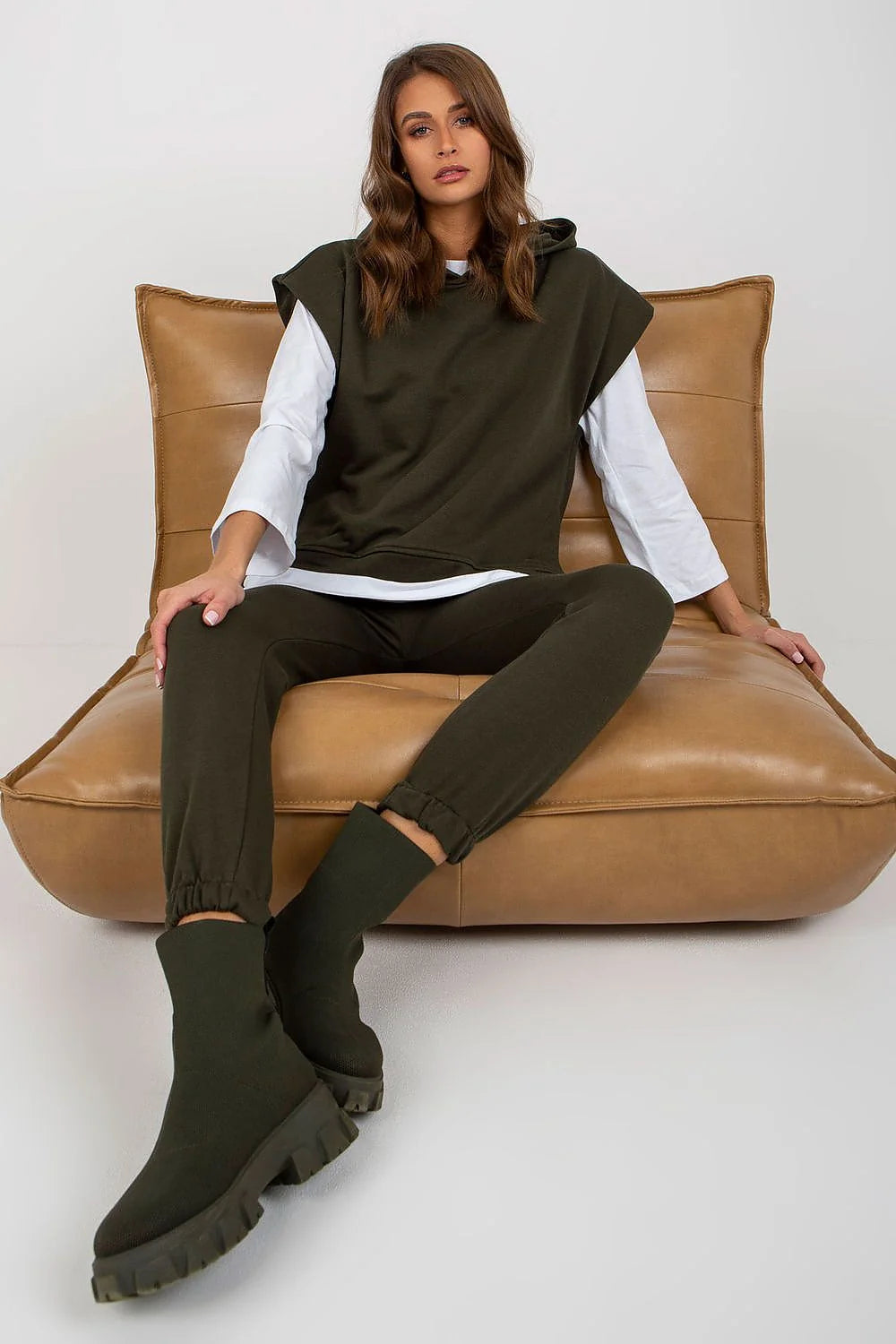 ensemble femme casual athleisure blouse sweat pantalon beige coton polyester confort moderne capuche sans manches coupe relaxed poches elastique molleton