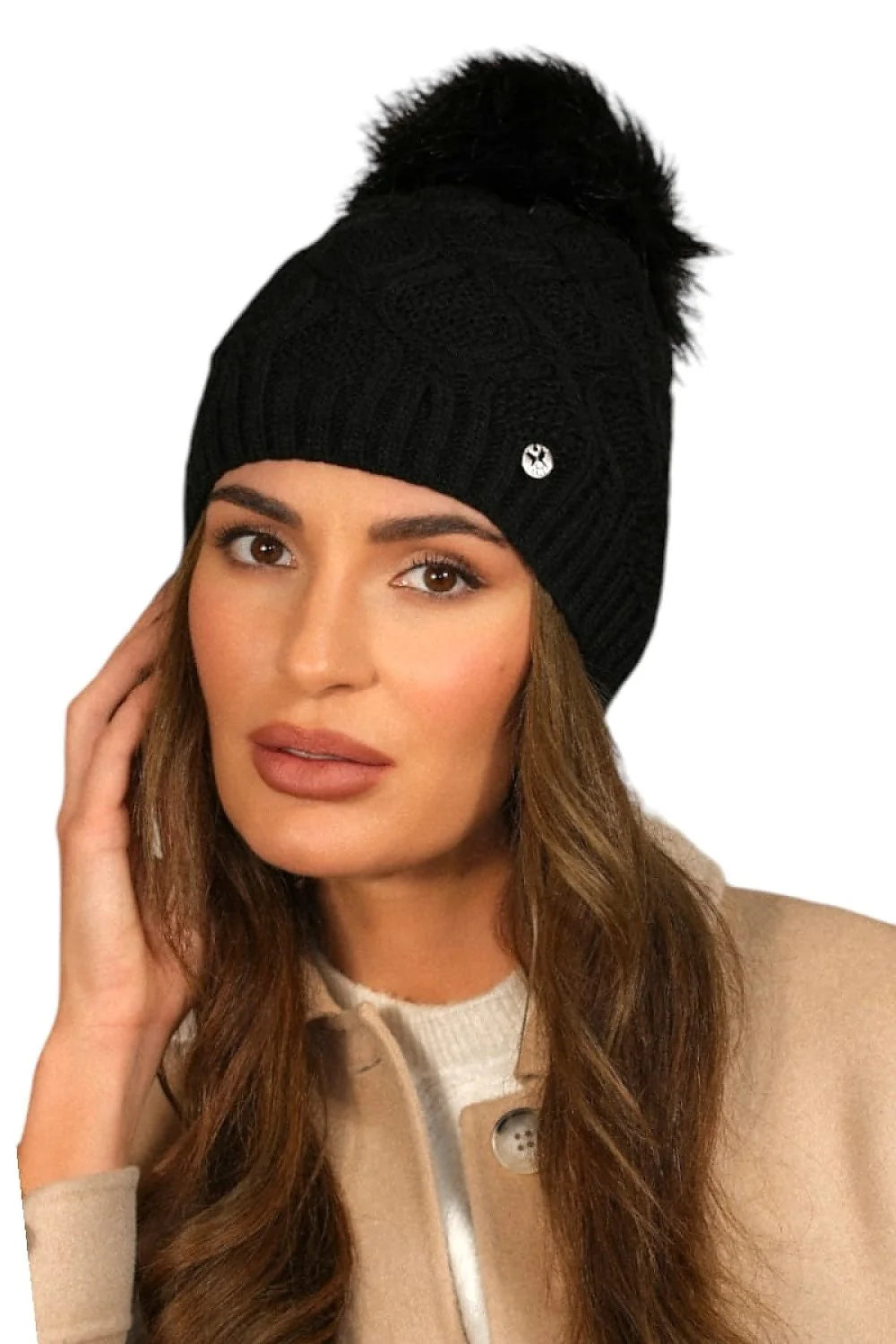 bonnet femme hiver noir tricot torsadé doublure polaire chaude ajustée bord côtelé pompon fourrure logo métallique discret élégant