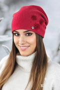 Bonnet féminin élégant en laine Kamea, rouge profond, pompons naturels, perles scintillantes, ajustement parfait, style moderne, accessoires winter, mode femme, vêtements hiver, luxe, confort, cadeau original