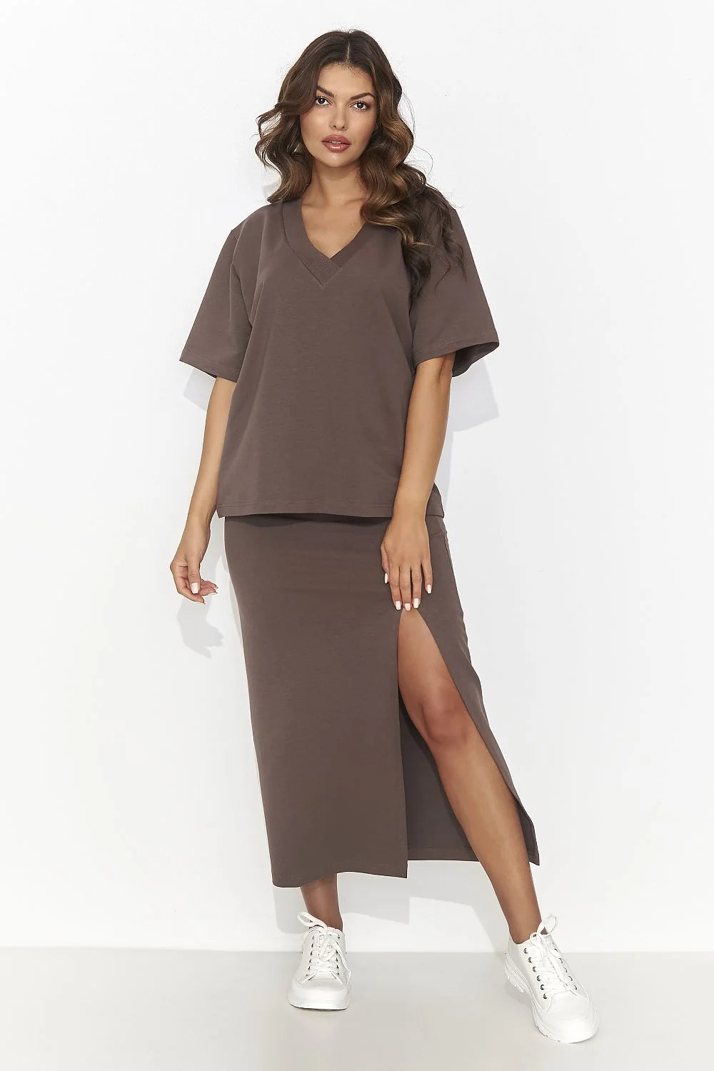 Ensemble deux pièces féminin taupe décontracté élégant V-neck manches courtes jupe longue fente accessoires sneakers