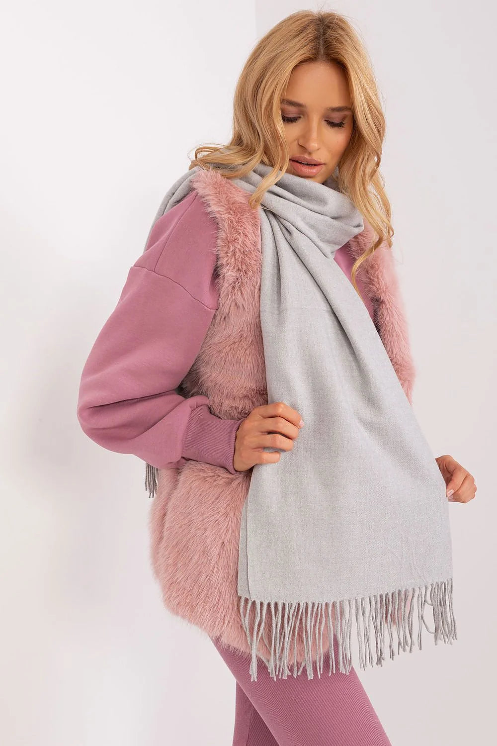 écharpe longue chaude pompons gris clair franges douce cachemire laine texture lisse soyeuse ample minimaliste superposée hivernal chic élégante polyvalente