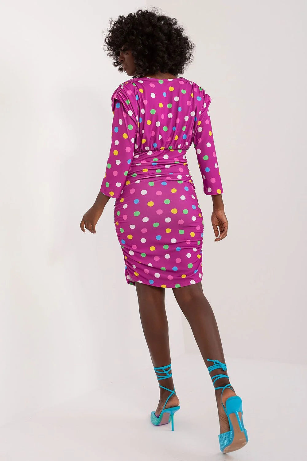 Robe féminine audacieuse couleur violette pois multicolores courte moulante col V manches longues ruches latérales matériau synthétique confortable soirée évent femme