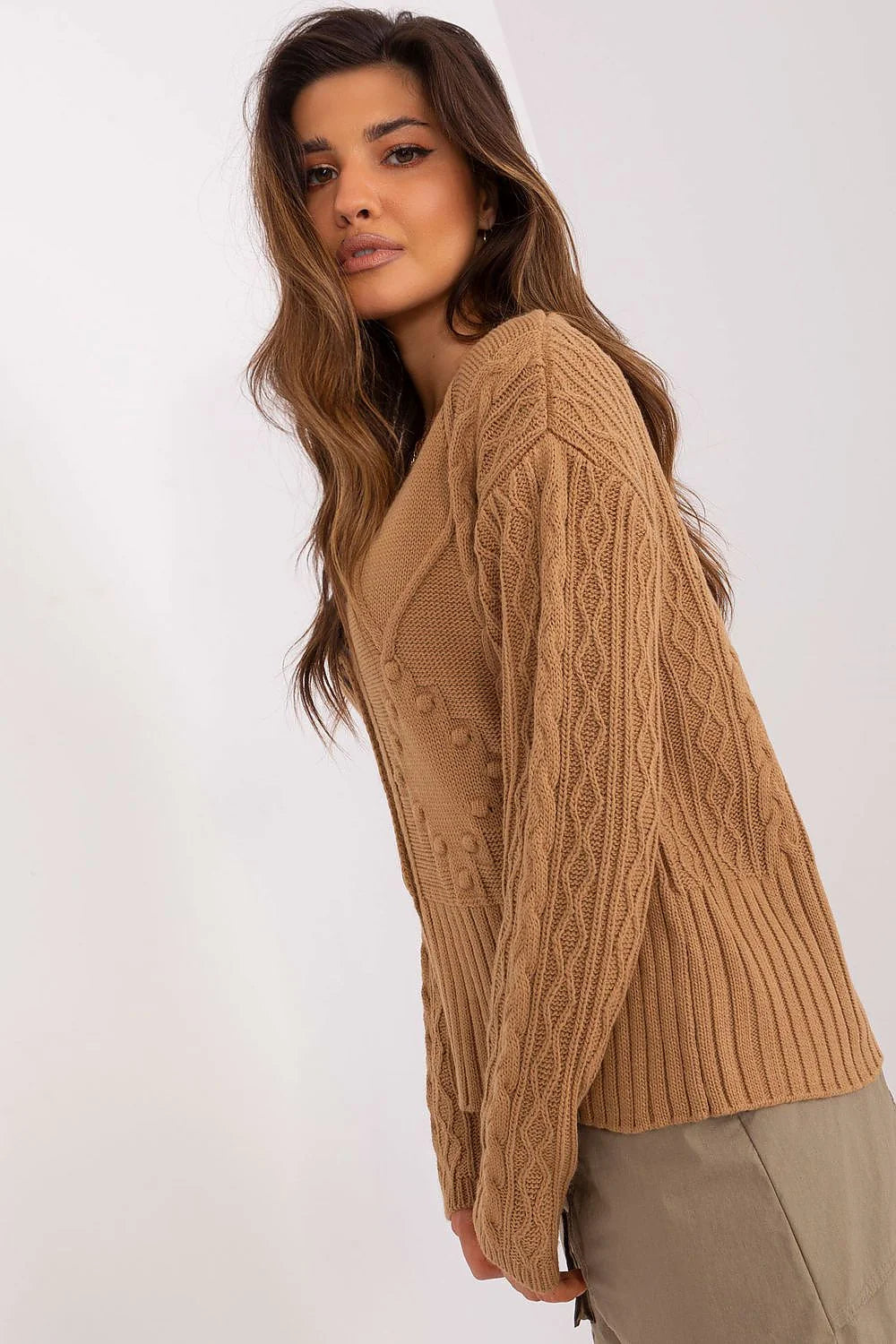 Cardigan pour femme en tricot maille torsadée acrylique doux encolure V boutons bois couleur miel manches longues