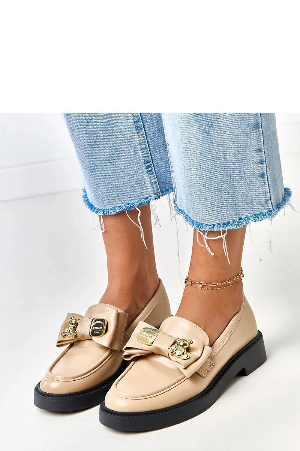 mocassins femme beige nude cuir écologique bout arrondi nœud satiné ornement doré semelle compensée noire plateforme surpiqûres soignées antidérapant confortable