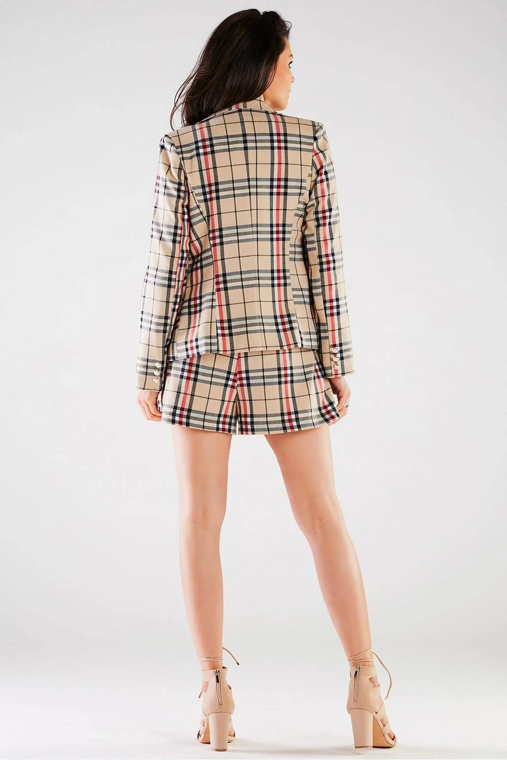 Ensemble coordonné blazer et short femme chic moderne coupe ajustée motif vichy marron beige noir style élégant occasion semi-formelle