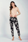 pyjama femme deux pièces haut manches longues encolure arrondie inscription FreshStart beige pantalon taille élastique noir imprimé floral rose