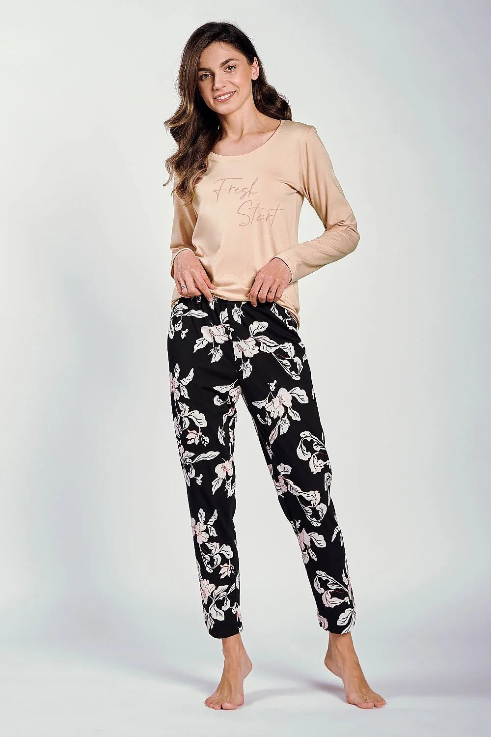 pyjama femme deux pièces haut manches longues encolure arrondie inscription FreshStart beige pantalon taille élastique noir imprimé floral rose
