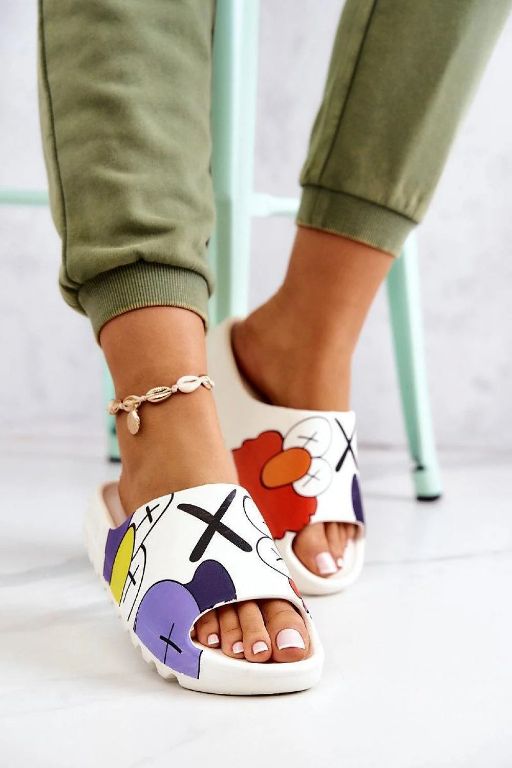 Sandales Cartoon Style Décontracté Moderne Tongs Été Femmes Occasion Spéciale Visages Stylisés Couleur Vivace Matériau Caoutchouc Confort Semelle Epaisse Détails Artistiques Design Audacieux